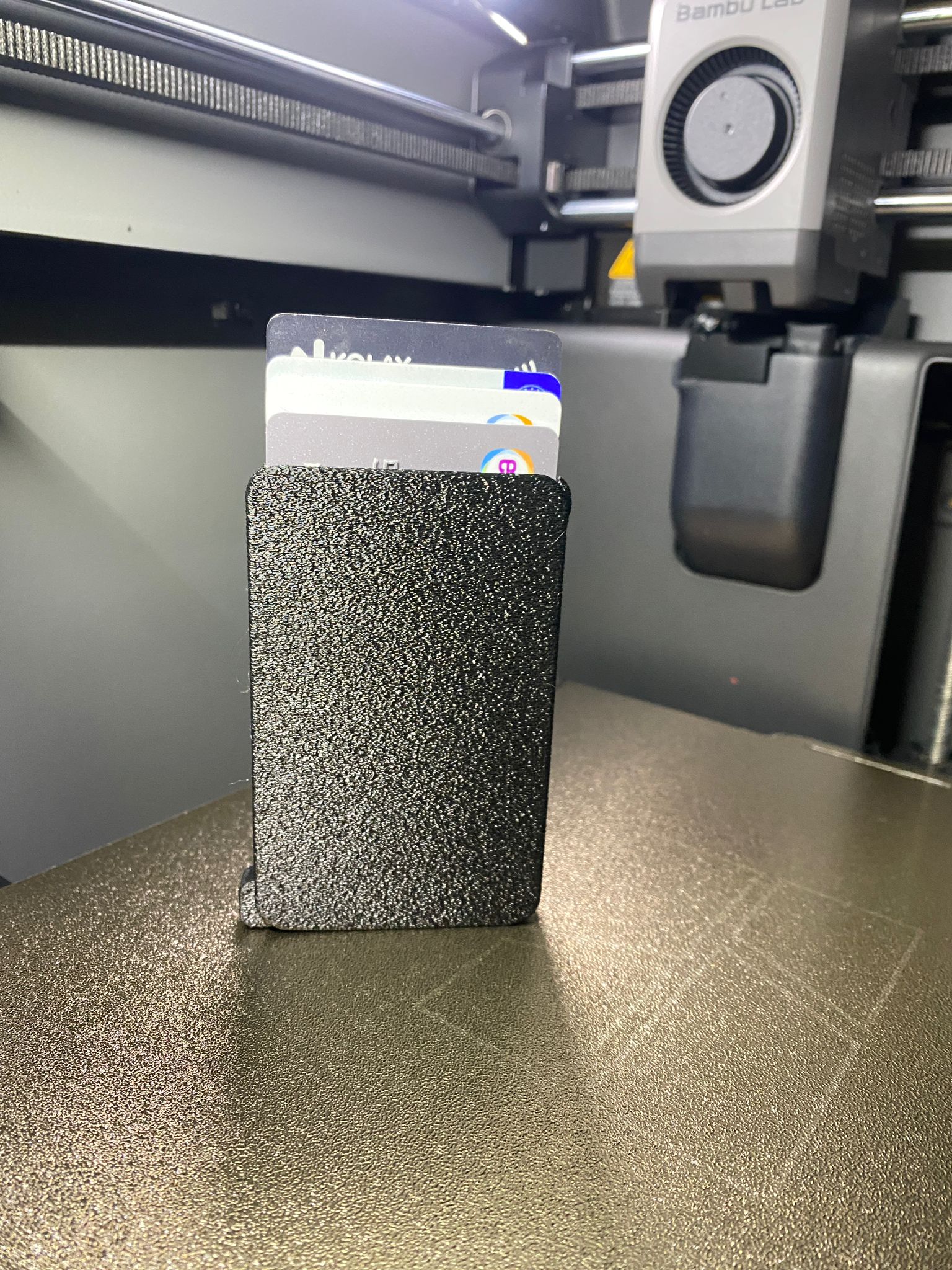 resimler/genel/Modern Siyah Mekanik Kartlık | Minimalist Pop-Up Cüzdan